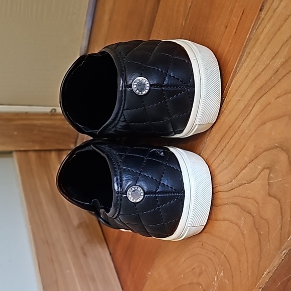 Steve Madden quilted size 10 shoes. Used condition but overall still great! - Picture 4 of 10